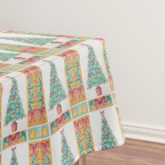 kerstboomversiering met goudbellen voor rode bogen tafelkleed (Voorbeeld)