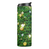 Kerstboomversieringen achtergrond. Gol Thermosbeker (Gedraaid links)