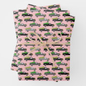 kerstboomwagens met kerstbomen met grijswaarden ro inpakpapier vel (In situ)