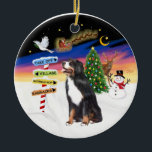 Kerstborden - Berner Sennenhond Keramisch Ornament<br><div class="desc">Een Berner Sennenhond ziet de Kerstman opstijgen voor de borden van de Noordpool die zeggen opstijgen,  dorp,  werkplaats en kazerne. Een rendier kijkt uit achter een feestelijke kerstboom naast een gelukkige sneeuwman.</div>