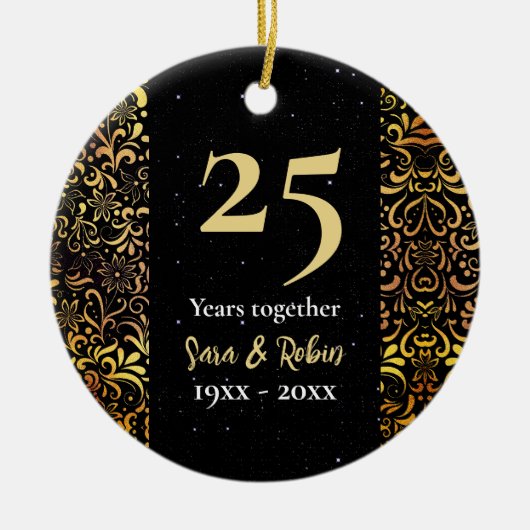 Kerstbruiloft jubileum zwart bloemgoud keramisch ornament (Voorkant)