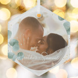 Kerstbruiloft Keepomwille Elegant Script-foto Glas Ornament<br><div class="desc">Creëer uw eigen trouwkeepasje met dit Elegant Greenery Merry en het gehuwde Foto Holiday Glass Ornament. Dit moderne en chemische ontwerp kenmerkt de waterverf van eucalyptustakken illustraties. Voeg twee douanefoto op voor en rug, newlywed namen en een persoonlijke tekst toe. Show al je liefde met deze... een soort aangepast keramisch...</div>