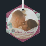 Kerstbruiloft Keepsake Elegant Script Bourgondië Glas Ornament<br><div class="desc">Creëer uw eigen donkere marsala wijnrode bordeaux bruiloft aandenken met deze elegante groen Vrolijk en getrouwd Foto Vakantie Glas Ornament. Dit moderne en chique wijze groene ontwerp is voorzien van eucalyptus takken waterverf illustraties. Voeg twee aangepaste foto's toe op de voor- en achterkant, nieuwe namen en een gepersonaliseerde tekst. Show...</div>