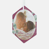 Kerstbruiloft Keepsake Elegant Script Bourgondië Glas Ornament (Voorkant links)