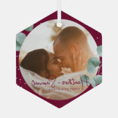 Kerstbruiloft Keepsake Elegant Script Bourgondië Glas Ornament (Achterkant)