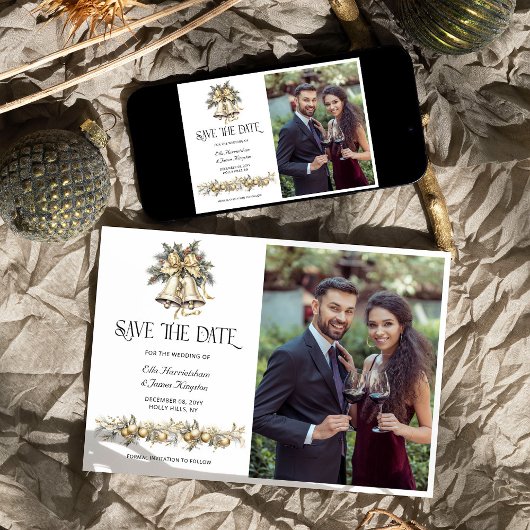 Kerstbruiloftfoto met hulstbellen save the date