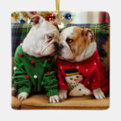 Kerstbulledogs in Sweaters Keramisch Ornament (Voorkant)