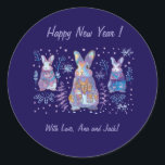 KerstBunny Ronde Sticker<br><div class="desc">Blauw winterkonijn met sneeuwvlokken en planten wordt een lichtend decor voor uw nieuwjaarsfeest en !</div>