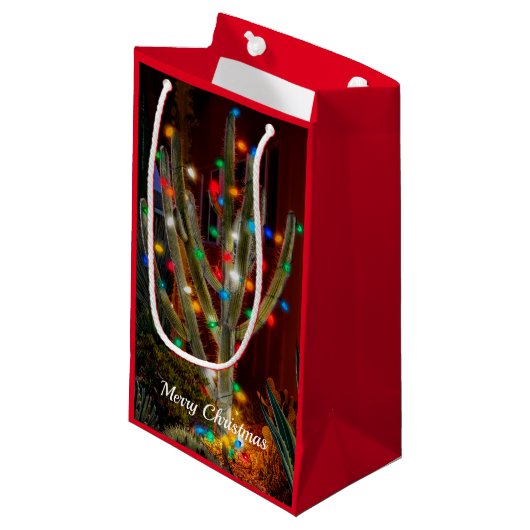 Kerstcactus met gloeiende lampjes met rode tas klein cadeauzakje (Voorkant Gekanteld)