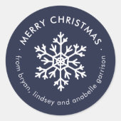 Kerstcadeau-etiketstickers met sneeuwvlok in marin ronde sticker (Voorkant)