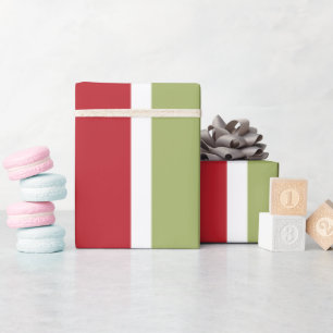 Kerstcadeau met rode en groene strepen cadeaupapier