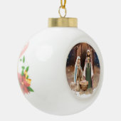 kerstcadeau op de nativiteitsscène keramische bal ornament (Links)
