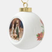 kerstcadeau op de nativiteitsscène keramische bal ornament (Rechts)