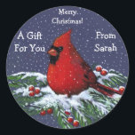 KERSTCADEAU STICKERS: GEPERSONALISEERD: BIRD RONDE STICKER<br><div class="desc">Bespaar jezelf een hoop tijd deze kerst met deze aangepaste stickers voor al je cadeaus! Opvallend kunstwerk van een felrode kardinaal bovenop enkele besneeuwde dennentakken,  begroeid met rode bessen,  maken deze stickers echt een soort!</div>