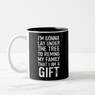 Kerstcadeaus voor de familie onder de kerstboom tweekleurige koffiemok