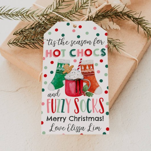 Kerstcadeautag met 'Hot Chocs And Fuzzy Socks' Cadeaulabel
