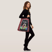 kerstcadeautjes en snoepriet en zwarte buffels crossbody tas (Op model)