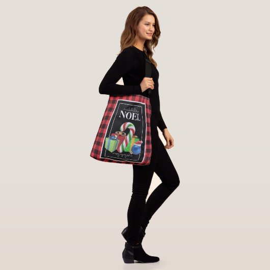 kerstcadeautjes en snoepriet en zwarte buffels crossbody tas (Op model)