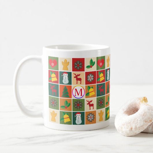 Kerstcollage met monogram koffiemok (Met donut)