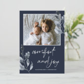 Kerstcomfort en vreugde botanische foto feestdagenkaart (Staand voorkant)