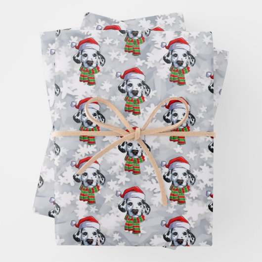 Kerstdalmatiër met kerstkerstkerstkerstkerstman me inpakpapier vel (In situ)