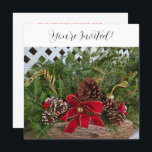 Kerstdiner Party Evergreen Pine Cones Feestdagenkaart<br><div class="desc">Elegant You're Invited script in het zwart. Uitnodiging voor het kerstfeest. Feestelijke groenblijvende dennennaald aankopen met dennenappels en rode strik,  gouden bel en rode bessen op houtblok. Backside heeft feestdetails in zwarte typografie en rood en groen script. Origineel Fotografisch Ontwerp door TamiraZDesigns.</div>