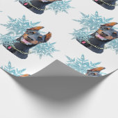 Kerstdoberman Pincher Snowflakes Cadeaupapier (Hoek)