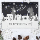 Kerstdorp Kitchen Towel Theedoek<br><div class="desc">Voeg een feestelijke toets toe aan uw vakantiekeuken met deze charmante keukenhanddoek van het kerstdorp. Met een gezellig kerstdorp genesteld tussen pijnbomen onder een sprankelende sterrenhemel, komt het ontwerp tot leven met de slee van de kerstman en vliegende rendieren die op kerstavond door delicate vallende sneeuwvlokken glijden. De vrolijke "Merry...</div>