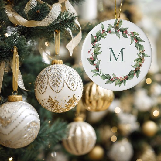 Kerstdracht met hulstbessen en monogram keramisch ornament
