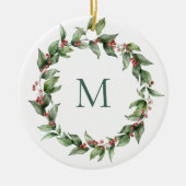 Kerstdracht met hulstbessen en monogram keramisch ornament (Voorkant)