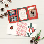 kerstdrievoudig Foto Red Green Joy Floral Drieluik Wenskaart<br><div class="desc">Niets zegt kerstfeestdagen als poinsettias. Deze drievoudige kerstwenskaarten van 5 x 7 inch zullen je vrienden en familie zeker in de geest van de feestdagen brengen. Het Hoesje heeft het woord "Joy" in grote rode serif letters met de hand getekende bloemenbouquet van poinsettia, pijnboomtakken, bladeren en bessen. Linkerzijde heeft placeholders...</div>