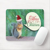 Kersteekhoorn met Evergreen Tree-achtergrond Muismat (Met muis)
