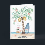 Kersteiland Surf Santa Palm Tree Beach Feestdagen Kaart<br><div class="desc">Met de kerstkaart voor Surf is een palmboom afgebeeld (versierd met ornamenten en snaarlichten) op een tropisch eiland met een surfbord, zeester, zee en de kerstman in de oceaan, die het Aloha-teken geeft terwijl ze van een tropische drank genieten. Beide lijnen van tekst binnen kunnen worden gepersonaliseerd. Art door KL...</div>