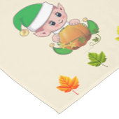 Kerstelf en herfstbladeren op beige korte tafelloper (Hoek)