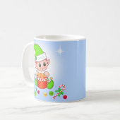 Kerstelf en kerstballen op lichtblauw koffiemok (Voorkant links)