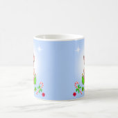 Kerstelf en kerstballen op lichtblauw koffiemok (Center)