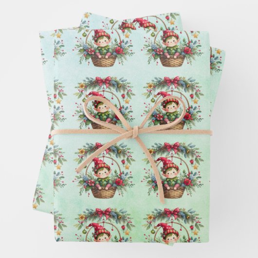 Kerstelf in een bloemenmand inpakpapier vel (In situ)