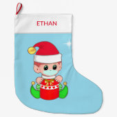 Kerstelf met gezichtsmasker op lichtblauw grote kerstsok (Voorkant)