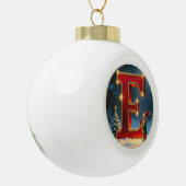 Kerstelf met letter E op maat gemaakt beginletter Keramische Bal Ornament (Links)