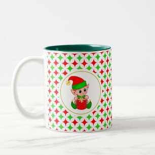 Kerstelf op groen en rood diamanten sterrenpatroon tweekleurige koffiemok