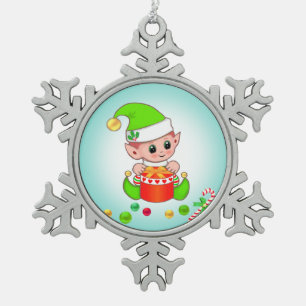 Kerstelf, snoepstok en confetti op turkooisblauw tin sneeuwvlok ornament