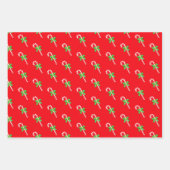 Kerstelf, sterrenpatroon en snoepsnoeren op rood inpakpapier vel (Voorkant 3)