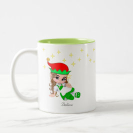 Kerstelfje gekleed in groen en sterren tweekleurige koffiemok
