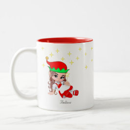 Kerstelfje gekleed in rood en sterren tweekleurige koffiemok