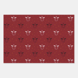 Kerstengelen op rood, blauw en wit inpakpapier vel