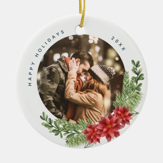 KerstEvergreen en Poinsettia Foto Keramisch Ornament (Voorkant)