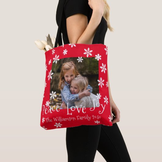 Kerstfamilie Foto: White Snowflake Red Tote Bag (Dichtbij)
