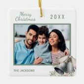 Kerstfamilie foto witte groene gordels keramisch ornament (Voorkant)