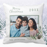 Kerstfamilie foto witte kegel-dennennaam kussen<br><div class="desc">Pas uw eigen familiefoto aan en voeg deze toe. Een groen lijst versierd met een kegel- en dennengroen. Elegant witte achtergrond. Voeg je familienaam en jaar toe.</div>