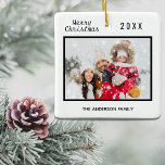 Kerstfamilie foto zwarte witte elegant keramisch ornament<br><div class="desc">Een elegante witte achtergrond. De tekst: Vrolijk kerstfeest met een zwart,  met de hand geschreven lettertype,  letters. Sjabloon voor je eigen familiefoto en familienaam en jaar. Perfect als cadeau of als keepjestje voor je eigen familie.</div>